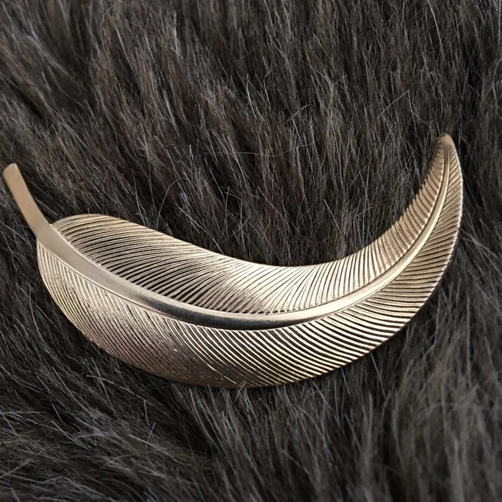 Vintage 70s gold tone textured leaf brooch pin